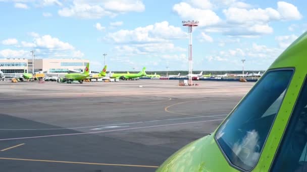 10.09.2021 Mosca Domodedovo. Il pilota siede nella cabina di pilotaggio di un velivolo verde affacciato sull'aeroporto — Video Stock