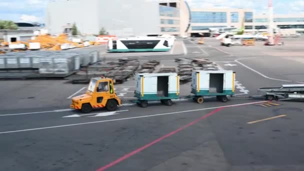 10.09.2021 Moszkva Domodedovo. Az utasok poggyászát szállító autó a reptéren mozog. — Stock videók