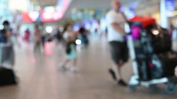 Розмиті зображення людей туристів з багажем, що ходять за концепцією подорожей аеропорту — стокове відео