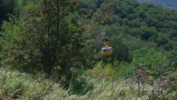 Kabina lanovky se pohybuje parkem v Kislovodsku v údolí růží — Stock video