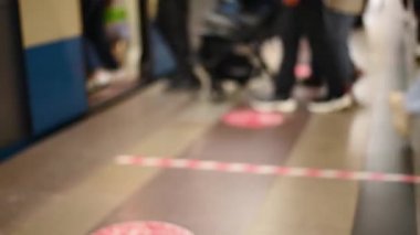 Metroda metro yolculuklarına çıkan bulanık görüntülü insanlar.