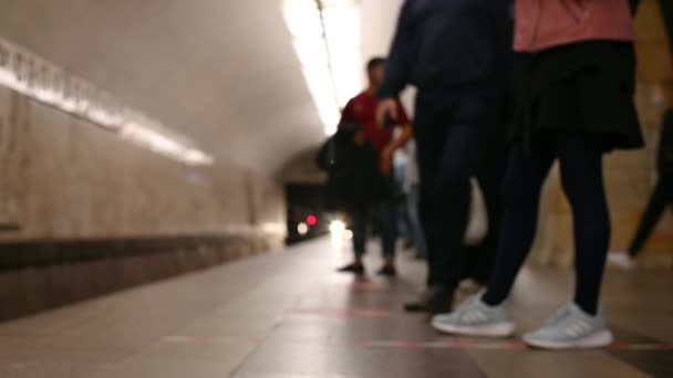 Gambar kabur orang-orang di kereta bawah tanah bergegas naik kereta bawah tanah — Stok Video