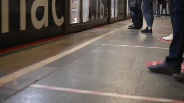 20.09.2021 Rusland Moskou wazig beeld mensen in de metro haasten de metro treinritten — Stockvideo