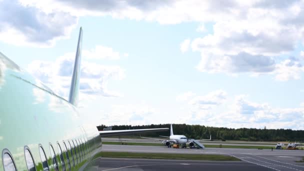 10.09,2021 Rusia, Moscú, Domodedovo aeropuerto plano general vista de los aviones en el aeropuerto — Vídeo de stock