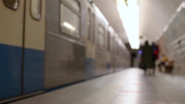 Zamazany obraz ludzi w metrze pędzi metra jazdy pociągiem — Wideo stockowe