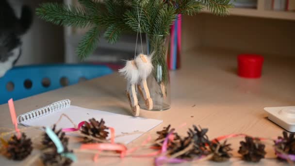 Aranyos bolyhos cica játszik karácsonyi dekorációk a karácsonyfa újévi koncepció — Stock videók