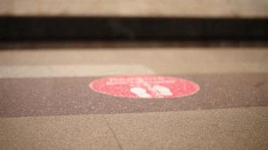 Metroda metro yolculuklarına çıkan bulanık görüntülü insanlar.