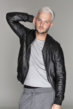 Studio, Platin saç poz çekici genç adam