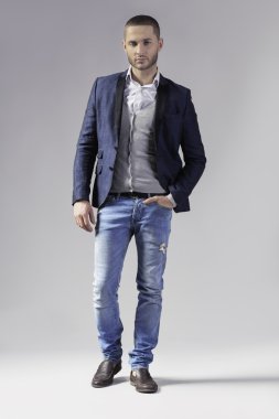 Genç casual adam yürüyen, gri bacground tam boy resmi