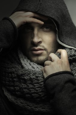 yakışıklı genç bir Hood