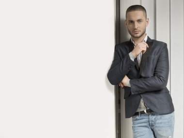 genç yakışıklı beyaz adam