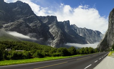 Boş yol yüksek Norveç dağlarında