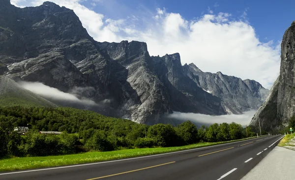 Üres road, a kiváló norvég hegységben — Stock Fotó