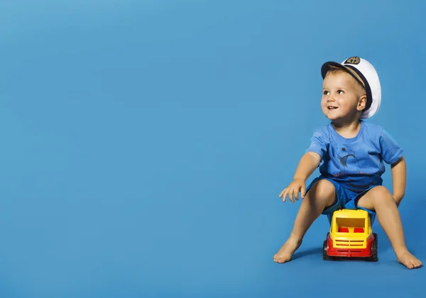 Glücklicher kleiner blonder Junge mit Matrosenhut — Stockfoto