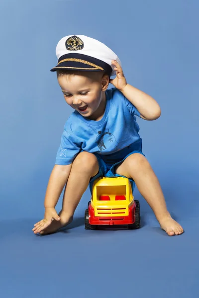 Niedlicher kleiner Junge mit Matrosenhut — Stockfoto