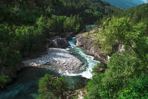 Norvégia a folyó a hegyek között — Stock Fotó