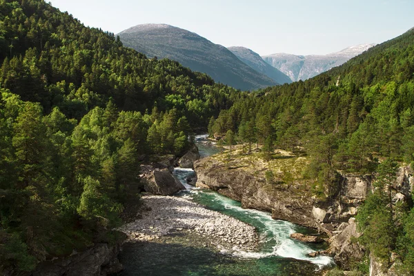 Norvégia a folyó a hegyek között — Stock Fotó