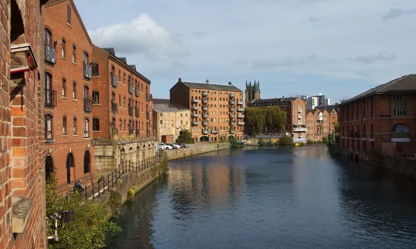 Schicke Wohnungen entlang des Flusses in Leeds — Stockfoto