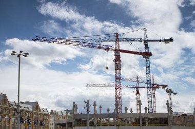 Mavi gökyüzü karşı Vinçler ile şantiye. Wroclaw, Polonya