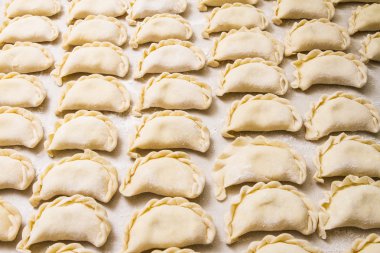 Köfte Patates ve soğan ile. Pişmemiş 