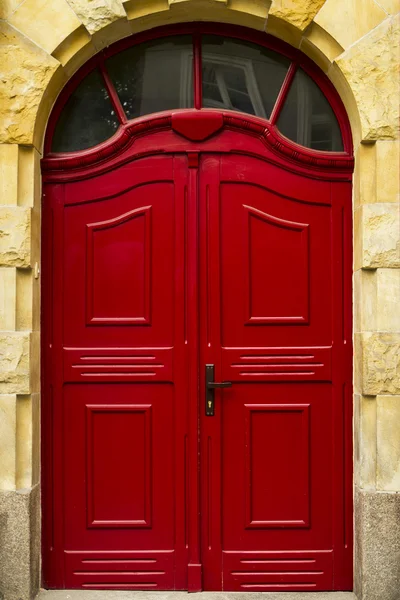 Puertas rojas de madera vieja, Wroclaw Fotos De Stock