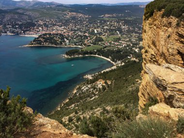 Cassis kasabası manzarası ve çevresindeki manzara dev Cap Canaille kaya manzarası, Provence, Fransa