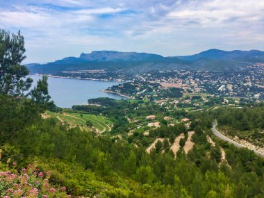 Fransa 'nın Cassis kentindeki manzara, kıyı ve Akdeniz Fransız şehrine bakın.