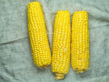 Gri keten kumaş üzerinde mısır ve mısır.