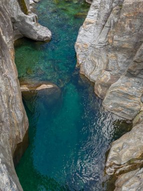 Verzasca Nehir yatağı. Kanyonda zümrüt yeşili temiz su. Gneiss kayası, hava manzaralı. Lavertezzo, Valle Verzasca, Ticino, İsviçre yakınlarında.