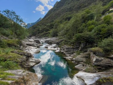Turkuaz suyla dolu vahşi dağ yatağı, Lavertezzo, Corippo, Ticino, İsviçre yakınlarındaki ünlü Verzasca nehri.