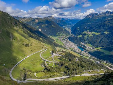 Airolo, Ticino, Güney İsviçre 'ye giden otoyol manzaralı.