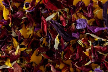 Renkli yapraklı çay yaprakları. Burgundy kırmızısı yenilebilir çiçek karışımı, mor sarıya yakın, yukarıdan aşağıya, tam çerçeve