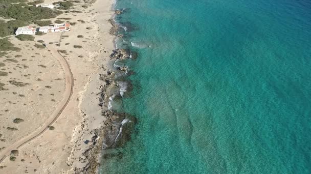 Panorámica Playa Mar Turquesa Rocas Vegetación Desde Arriba — Vídeos de Stock