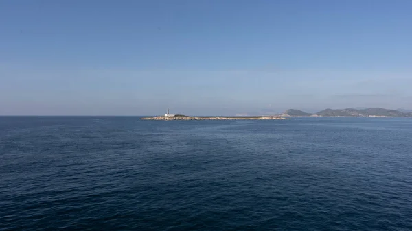 Faro Una Isla Medio Del Mar —  Fotos de Stock