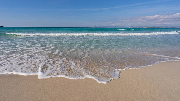 Κύμα Που Διέρχεται Από Την Ακτή Της Παραλίας Ibiza Στο — Φωτογραφία Αρχείου