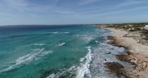 Incrível Praia Com Águas Turquesa Com Ondas Visto Drone — Vídeo de Stock