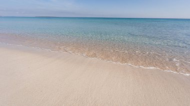 Sahilin kıyısından geçen dalgalar.