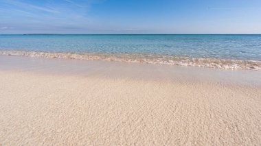 Sahilin kıyısından geçen dalgalar.