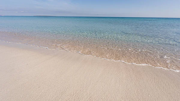 Sahilin kıyısından geçen dalgalar.