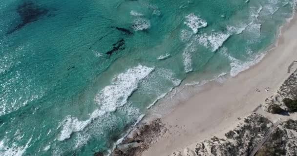 Turkuaz Suları Dalgaları Olan Inanılmaz Bir Sahil Insansız Hava Aracından — Stok video