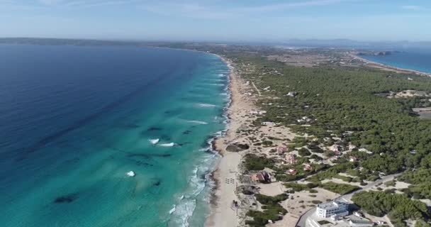 Increíble Playa Con Aguas Turquesas Con Olas Vista Desde Dron — Vídeos de Stock