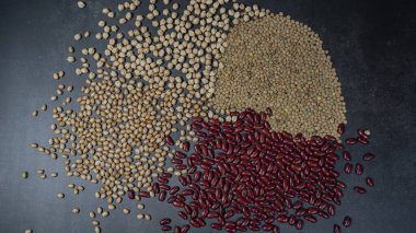 Beton arka planda çeşitli kurumuş baklagiller