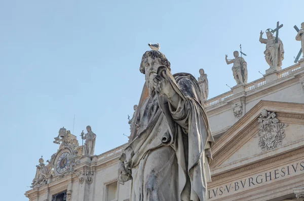 Estátua de São Paulo fora da basílica de São Pedro, a fachada da Basílica Cidade do Vaticano, Roma, Itália — Fotografia de Stock