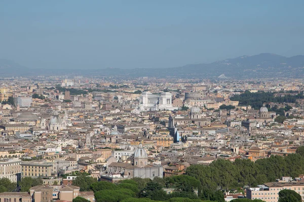 Вид Рима со стороны Кастель-Санта-Анджело, с куполом церкви Святой Аньес, Кадольо и Мбаппе являются памятниками. — стоковое фото