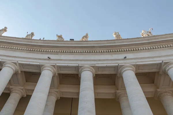 Статуи над колоннадой базилики Святого Петра — стоковое фото