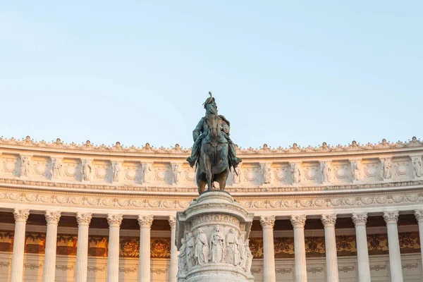 Estátua de Victor Emmanuel Vittoriano em frente à colunata clássica, Roma — Fotografia de Stock