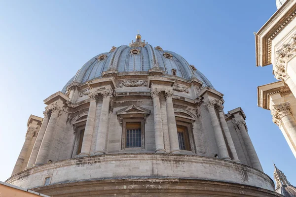 A Cúpula da Basílica Papal de São Pedro no Vaticano, Roma — Fotografia de Stock