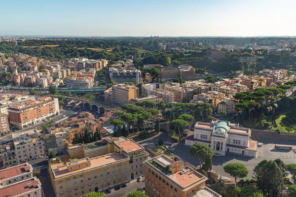 Пригороды Рима Италия с домами и улицами — стоковое фото