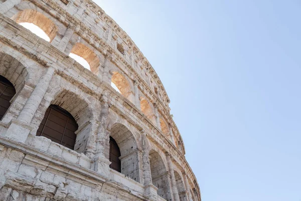Колизей на голубом небе в Риме, Италии, Европе. — стоковое фото