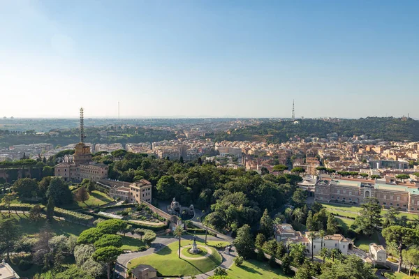 Пейзаж Рима, Италия С красивым парком перед — стоковое фото
